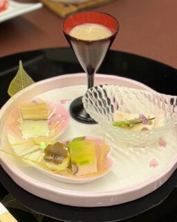 〜春の訪れとともに〜

ホテルの山桜もこの暖かさをまるで待ちわびたかのように
花開き始めました🌸

そんな春とともに、お食事も楽しんで頂きたく
『桜』という季節のエッセンスを添え、味はもちろん。
見た目も楽しんでいただける料理をご用意しております。

地元の食材を贅沢に使用した
指宿ロイヤルホテル自慢の料理を是非ご堪能ください‼️

#指宿ロイヤルホテル 
#ibusukiroyalhotel 
#指宿 
#鹿児島 
#指宿観光 
#指宿旅行 
#鹿児島旅行
#会席料理
