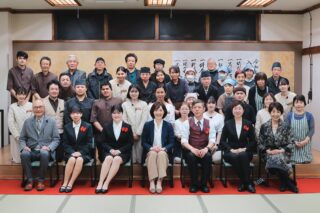 本日4月1日は待ちに待った入社式の日！
4名の新たな仲間に恵まれ、朝から賑やかに歓迎が出来ました！若手先輩スタッフ達、忙しい日々の業務の合間をぬって、プレゼントや出し物の準備をしてくれて本当にありがとう。。今年の社長祝辞のテーマは「涙」でしたが、やっぱりみんなからもらう嬉し涙は格別ですわ…

だからこの春、目がシパシパするのは、花粉症とは認めない。嬉し泣きです🥹

優しい涙にまつわる皆様の旅が、この春も素敵なものになりますように。

細川ゆり