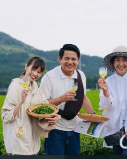 なつも近づく八十八夜♫
新茶の季節になりましたね
南九州では
一足早く新茶が出来上がりました

先日4月21日
新茶手摘み体験に行ってまいりました。
南九州市の永山さんの茶畑です。
畑の中はお茶の香りと薄緑色の茶葉の芽吹の色でいっぱい💕とても幸せな体験をさせていただきました。

茶畑でいただいた特製の冷茶まろやかな旨みとお茶の香り、秘密を教えていただきましたよ。お客様にも是非この味を是非味わっていただきたいと思っています。

素敵な飲み物として、皆様方にお目見えいたします。乞うご期待くださいませ。

#指宿ロイヤルホテル 
#はるとなり
#新茶 
#南九州市 
#ibusukiroyalhotel 
#手摘み 
#茶畑