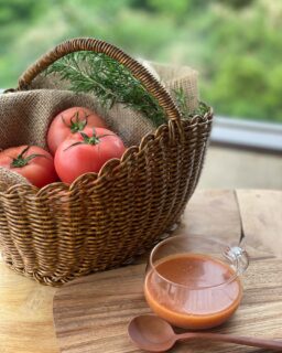 【指宿本枯れ鰹節のおだしと夏野菜のガスパチョ】
朝食の季節スープにGWから登場します

夏にむけて日差しも気温も急上昇。そんな変化についていくのに身体もひと苦労ですよね！寝起きののどと胃腸にスルスルっと沁みていく、冷たい和風ガスパチョが出来上がりました！

美と健康を楽しむ、指宿ロイヤルホテルの朝スープ
ぜひ皆さまに召し上がっていただきたいです♪

夏も近づく本日も、皆様すてきな旅の一日を

細川ゆり
