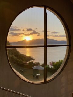 冬の朝。⁣
澄んだ空気の中、ゆっくりと昇る朝日が⁣
旅先の一日をやさしく照らしてくれます🌅⁣
⁣
そして、寒い季節だからこそ味わえる、⁣
「温まるための旅。」⁣
今回は旅割キャンペーンのご紹介✨⁣
⁣
⁣
【2月限定📢 指宿旅割キャンペーン】⁣
指宿市では、⁣
🏨宿泊費割引＋市内の食事・買い物🍽🛍に使える⁣
3,000円分デジタルクーポンを発行します！⁣
⁣
− 利用条件−⁣
✔️公式HP又はお電話からの予約で全プラン対象⁣
　　(※あったか割との併用不可です)⁣
📱『いぶすきさんぽ』のアプリ取得必須⁣

⁣
⁣
そして、⁣
旅割キャンペーンを最大限お得に活用できる⁣
特別プランもご用意♪⁣
⁣
【指宿砂むし温泉を満喫するキャンペーン特価素泊まりプラン】⁣
⁣
⁣
👥人数が増えるほどお得！⁣
・2名利用：10,000円 → 8,000円⁣
・3名利用：8,000円 → 6,000円⁣
・4名利用：7,000円 → 5,000円⁣
⁣
旅割を使うとこんなにお🉐！⁣
グループやご友人同士のご利用にもおすすめです♪⁣
⁣
➕さらに⁣
🛍1,000円分お買い物クーポンで⁣
砂むし入浴券の購入に使えば
1,500円 がクーポン利用でなんと500円に‼️⁣
朝食追加にも使えます◎⁣
⁣
⏰夕食・到着時間の縛りなし⁣
名物「砂むし温泉」と天然温泉を自由に♨️⁣
⁣
今だけの温泉旅、かしこく楽しもう✨⁣

#指宿 #鹿児島 #鹿児島旅行 #温泉旅行 #砂むし温泉