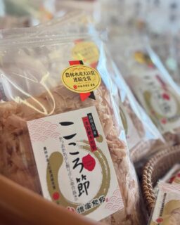 ⭐️売店のオススメ商品⭐️

売店では、ホテルの夕食と朝食にもお出ししている
マルサカ坂井商店さんの【鰹本枯節 こころ節】を販売しております🐟

半年かけてじっくり熟成された最高級の本枯節は、
ふわっと広がる香りと濃厚な旨みが格別…🤍

味噌＋かつお節＋熱々の緑茶を注ぐだけで
鹿児島の郷土料理「茶節（ちゃぶし）」の完成🍵
疲労回復にも良いと言われているので、
旅の余韻と一緒にぜひご自宅でも楽しんでみてください😉

#鰹節 #本枯節 #指宿 #指宿ロイヤルホテル #鹿児島