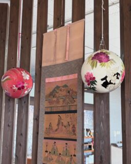 薩摩伝統的なひな飾り【金助まり】
@ibusukiroyalhotelのライブラリースペースにて⁣🎎🌸
⁣
直径約30cm、最大で60〜70cmにもなる⁣
紅白の対の鞠は「金助まり（きんすけまり）」
と言う鹿児島の郷土玩具。
この大きな鞠をひな壇の上から吊るして飾るのが
薩摩の伝統的なひな祭⁣
⁣
遊ぶためではなく、⁣
宝船や唐獅子牡丹、松竹梅、鳳凰など⁣
縁起の良い刺繍を贅沢に施した“願い”のまり✨⁣
⁣
当時は鹿児島城下の女性たちが⁣
ひと針ひと針、心を込めて作り⁣
売り歩いていたとか。⁣
⁣
ホテルに飾られている『金助まり』は⁣
女将の祖母から受け継がれたもの。⁣
赤が『鳳凰』、白が牡丹に唐獅子の絵柄になっています。⁣
⁣
この土地ならではの、華やかなひな飾り。⁣
昔ながらの美しさを、ぜひ見にいらしてください🌸⁣
⁣
⁣
⁣
ーーーーーーーーーーーーーーーー⁣
⁣@ibusukiroyalhotel
☝🏻タップして他の投稿もチェック★⁣
ご予約・お問い合わせ⁣
⁣
⁣
指宿ロイヤルホテル⁣
📞0993-23-2211⁣
受付時間　9:00〜17:00⁣
⁣
鹿児島県指宿市十二町4232-1 ⁣
指宿駅からタクシーで6分にある指宿ロイヤルホテル

#指宿ロイヤルホテル #指宿 #鹿児島 #温泉 #ひな祭り