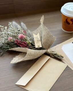 🌸 3月〜5月は《母月間》 🌸⁣
素直に言えない⁣
「ありがとう」を、旅に込めて。⁣
⁣
忙しい毎日を過ごすお母さんへ。⁣
たまには、何もしない時間を贈りませんか？⁣
⁣
海を望む温泉でほっとひと息。⁣
名物の砂むし温泉で体の芯からぽかぽか。⁣
そして、ゆっくり囲む夕食の時間。⁣
⁣
モノじゃなくて、⁣
“一緒に過ごす時間”をプレゼント。⁣
⁣
⁣
私たちも皆さまの母の日をお手伝い！⁣
母の日プランもご用意しております✨✨⁣
⁣
↓ ↓ ↓⁣
-————————————⁣
⁣
【母月間】感謝を伝える指宿旅⁣
サプライズメッセージカード特典付き⁣
女性1名半額プラン【1日5組限定】⁣
⁣
⁣
✨母月間限定特典✨⁣
＼女性1名様 半額／⁣
⁣
大人2名様以上のご利用で⁣
女性1名様のご宿泊代が半額に。⁣
⁣
【適用条件】⁣
・大人2〜3名利用：女性1名様半額⁣
・大人4名利用：女性2名様半額⁣
※1名様利用は対象外⁣
⁣
母の日ギフトはもちろん、⁣
ご両親やご友人ご夫婦とのご利用もおすすめです。⁣
———⁣
💐サプライズ特典⁣
ブーケ＆メッセージカードをご用意。⁣
⁣
ご予約時にメッセージ内容をお知らせください。⁣
当日お食事会場にて、そっとお届けします。⁣
⁣
日頃なかなか伝えられない想いを、言葉にして。⁣
⁣
娘から母へ。⁣
息子から母へ。⁣
ご主人から奥さまへ。⁣
⁣
この春は、感謝をかたちに。⁣
指宿でお待ちしております♪⁣
——————————————⁣
⁣@ibusukiroyalhotel
☝🏻タップして他の投稿もチェック★⁣

ご予約・お問い合わせ⁣

指宿ロイヤルホテル⁣
📞0993-23-2211⁣
受付時間　9:00〜17:00⁣
⁣
鹿児島県指宿市十二町4232-1 ⁣
指宿駅からタクシーで6分にある指宿ロイヤルホテル⁣🏝️

#指宿ロイヤルホテル #指宿 #鹿児島 #鹿児島旅行 #温泉旅行 
⁣
⁣
⁣
⁣
⁣
⁣
⁣