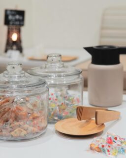 湯上がりの、ちょっとした"余白の時間”に🌿
みんなでお風呂に行っても、
上がるタイミングって少しずつ違いますよね。

そんなときは、『くつろぎ処』でひと休み。
あったかい黒豆茶とちょっとしたお菓子をご用意しています♪

マッサージ機で体をほぐしながら、
のんびりお連れさまを待つのもおすすめです。

湯上がりのぽかぽかした心地よさを、
そのままゆっくり味わってみてください😌

--------------------------------
⁣
@ibusukiroyalhotel⁣
☝🏻タップして他の投稿もチェック★⁣
⁣
ご予約・お問い合わせ⁣
指宿ロイヤルホテル⁣
📞0993-23-2211⁣
受付時間　9:00〜17:00⁣
⁣
鹿児島県指宿市十二町4232-1 ⁣
指宿駅からタクシーで6分にある指宿ロイヤルホテル