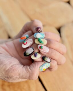 とっても素敵な旅の楽しみ方をされている⁣
お客様に出会いました💅✨⁣
⁣
今回ご宿泊のお客様は、⁣
旅先に合わせた“ご当地ネイル”を楽しまれているそうで…⁣
鹿児島にちなんだ、
さつまいも・桜島大根・そら豆のデザイン🍠🫛‼️⁣
⁣
その土地ならではのモチーフを取り入れることで、⁣
「それ可愛いですね！」と自然と会話が生まれ、⁣
旅先でのコミュニケーションのきっかけにもなっているのだとか☺️⁣
⁣
指先から旅を楽しむ、⁣
そんな素敵なアイデアにほっこりしました💭⁣
⁣
皆さまも、“ご当地ネイル”された時は、ぜひ見てください😆💓⁣
⁣
-----------------------------------------
⁣
@ibusukiroyalhotel⁣
☝🏻タップして他の投稿もチェック★⁣
⁣
ご予約・お問い合わせ⁣
指宿ロイヤルホテル⁣
📞0993-23-2211⁣
受付時間　9:00〜17:00⁣
⁣
鹿児島県指宿市十二町4232-1 ⁣
指宿駅からタクシーで6分にある指宿ロイヤルホテル

#指宿ロイヤルホテル #指宿 #鹿児島 #鹿児島旅行 #温泉旅行