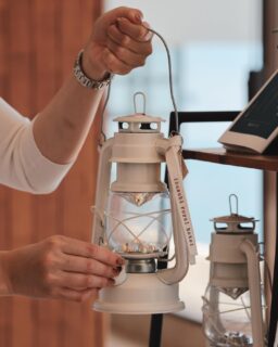 ホテル横の小道を抜けると、目の前に広がる静かな砂浜🌊

ロビーでは、夕方や夜のお散歩にぴったりな
ランタンの貸し出しもご用意しています🪔
やさしい灯りとともに、少し特別なひとときを。

さらに、砂浜でゆっくり過ごしたい方へはコーヒーバスケットも☕️
淹れたてのコーヒーを持って
波の音を感じながらのんびりとした時間をお楽しみいただけます😌

何も考えず、ただ海を眺める贅沢を。
旅先だからこそ味わえる、心ほどけるひとときをぜひ✨

ーーーーーーーーーーーーーーーー⁣
⁣@ibusukiroyalhotel
☝🏻タップして他の投稿もチェック★⁣
ご予約・お問い合わせ⁣
⁣

指宿ロイヤルホテル⁣
📞0993-23-2211⁣
受付時間　9:00〜17:00⁣
⁣
鹿児島県指宿市十二町4232-1 ⁣
指宿駅からタクシーで6分にある指宿ロイヤルホテル

#指宿 #鹿児島旅行 #砂むし温泉 #鹿児島 #温泉旅行