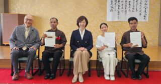 昨日、入社式を行いました🌸
ネパールから新しく3名のスタッフが仲間入り✨

これから一緒に働けるのがとても楽しみです☺️
慣れない環境の中でも頑張る姿に
私たちにとっても良い刺激になっています！

これからの活躍をあたたかく見守っていただけると嬉しいです🌿

ーーーーーーーーーーーーーーーー⁣
⁣@ibusukiroyalhotel
☝🏻タップして他の投稿もチェック★⁣
ご予約・お問い合わせ⁣
⁣

指宿ロイヤルホテル⁣
📞0993-23-2211⁣
受付時間　9:00〜17:00⁣
⁣
鹿児島県指宿市十二町4232-1 ⁣
指宿駅からタクシーで6分にある指宿ロイヤルホテル