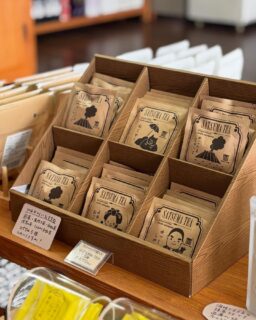 春から初夏にかけて、
お茶がいちばん美味しい季節🍵🌿

当館の売店には、
鹿児島ならではのお茶をはじめ
たくさんの種類のお茶のお土産をご用意しています♪

ほっと一息つきたいときにぴったりなものから、
お土産に喜ばれる可愛いパッケージのものまで🛍️

旅の思い出を、
おうちでもゆっくり味わってみませんか？🤍

お気に入りの一杯を見つけに、
ぜひ売店ものぞいてみてください🍃

ーーーーーーーーーーーーーーーー⁣
⁣@ibusukiroyalhotel
☝🏻タップして他の投稿もチェック★⁣
ご予約・お問い合わせ⁣
⁣

指宿ロイヤルホテル⁣
📞0993-23-2211⁣
受付時間　9:00〜17:00⁣
⁣
鹿児島県指宿市十二町4232-1 ⁣
指宿駅からタクシーで6分にある指宿ロイヤルホテル

#指宿ロイヤルホテル #指宿 #鹿児島 #温泉旅行