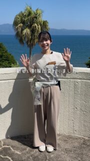 【新しくなりました🕊️】

女性スタッフの制服が新しくなりました✨

袖には、さりげなく可愛いフリルを。
腰には、大女将お手製のヒップスカーフを🌿
そして胸元には、女将がひとつひとつ作ったネームタグを添えて

実は、細かなところに
“指宿ロイヤルホテルらしさ”をたくさん詰め込んでいるんです🌿

海の見えるロビーや、
やわらかな光の館内にも似合う
少し爽やかで、やさしい雰囲気の制服🌴

お越しの際は、
ぜひスタッフの新しい制服にも注目してみてくださいね☺️✨

ーーーーーーーーーーーーーーーー⁣
⁣@ibusukiroyalhotel
☝🏻タップして他の投稿もチェック★⁣

ご予約・お問い合わせ⁣

⁣指宿ロイヤルホテル⁣
📞0993-23-2211⁣
受付時間　9:00〜17:00⁣
⁣
鹿児島県指宿市十二町4232-1 ⁣
指宿駅からタクシーで6分にある指宿ロイヤルホテル

#指宿ロイヤルホテル #指宿 #鹿児島 #温泉旅行