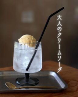 【夜にほどける、大人のクリームソーダ。】🌙🍨⁣
⁣
amaoto BARで新しくお楽しみいただける⁣
「大人のクリームソーダ」。⁣
⁣
フルーティーで華やかな香りの日本酒「獺祭」🍶と、⁣
オレンジ香るコアントロー🍊を合わせ、
すっきりとした炭酸で軽やかに仕上げました。⁣
⁣
そこへ、そっと浮かべる濃厚なバニラアイス。🍨
坊津の塩をひとふりすると、⁣
甘さの奥に、ほんの少し大人の余韻が広がります。⁣
⁣
最初は爽やかで、
時間とともに濃厚な。
まるでバニラアイスが雨のように甘く溶け出す変化を
お楽しみくださいませ😌
⁣
グラスの中で変わっていく味わいを、⁣
夜の海を眺めながらお楽しみください。✨⁣
⁣
⁣
【amaoto Bar - 平日限定 -】⁣
期間: 5/18〜7/3迄⁣
場所: 2階ラウンジ⁣
時間: 20:00〜21:00⁣
⁣
⁣
旅の夜に、少しロマンチックな一杯を。🍸

#指宿ロイヤルホテル #鹿児島 #指宿 #温泉旅行