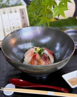 【“今日はどの魚にしよう。”から始まる。】

海を眺めながら、
その日の朝に揚がった地魚を、自分で選ぶひととき。🌊

6月より、初夏限定のお料理「夏越の膳」が始まります。

地元・指宿で水揚げされたお魚の中から、
お好きなネタを選んで仕立てる“私だけの海鮮丼”。

まずは特製胡麻ダレで。
最後は本枯れ節のお出汁をかけて、やさしいお茶漬けに。

ひと口ごとに味わいが変わっていく
ゆっくり楽しむごちそうです。🍵

黒豚ヒレ肉のコルトンブルーや
きびなごを使った前菜
半年の無事と健康を願う「水無月」など
鹿児島の季節を感じる献立をご用意しております🌋

------------------------------------

2名1室利用時お一人様あたり

通常価格22,000円のところ
  お電話・HP限定
＼ 20,000円（税込）／ でご案内♪

------------------------------------

“どれにしようか”と選ぶ時間も
旅の楽しみのひとつになりますように💭

平日限定・1日10組。
半年間がんばった自分をねぎらう
少し贅沢な指宿時間をお過ごしください。✨

⁣@ibusukiroyalhotel
☝🏻タップして他の投稿もチェック★⁣
ご予約・お問い合わせ⁣
⁣

指宿ロイヤルホテル⁣
📞0993-23-2211⁣
受付時間　9:00〜17:00⁣
⁣
鹿児島県指宿市十二町4232-1 ⁣
指宿駅からタクシーで6分にある指宿ロイヤルホテル

#指宿ロイヤルホテル 
#指宿 
#鹿児島 
#海鮮丼 
#水無月