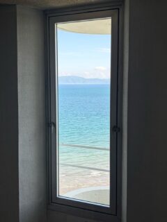 【スタッフNのつぶやき🌊】

中央階段の踊り場にある、小さな窓。
そこから見えるのは、窓いっぱいに広がる錦江湾の景色。

まるで額縁に収められた一枚の風景画のようで、
海のすぐそばに建つ当館だからこそ出会える、
“海に浮かんでいるみたい”な景色が広がります。☁️

春から夏にかけては、
青く澄んだ海の美しさもいっそう鮮やかに。

エレベーターで向かうのも便利だけれど、
たまにはゆっくり階段をのぼってみるのもおすすめです。🚶‍♀️

ふとした場所で出会う景色も、
旅の思い出のひとつになりますように。✨

ーーーーーーーーーーーーーーーー⁣
⁣@ibusukiroyalhotel
☝🏻タップして他の投稿もチェック★⁣
ご予約・お問い合わせ⁣
⁣

指宿ロイヤルホテル⁣
📞0993-23-2211⁣
受付時間　9:00〜17:00⁣
⁣
鹿児島県指宿市十二町4232-1 ⁣
指宿駅からタクシーで6分にある指宿ロイヤルホテル

#指宿 #指宿ロイヤルホテル #鹿児島 #鹿児島旅行 #温泉旅行