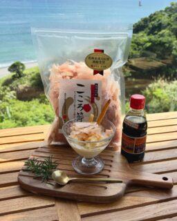 🍨夏だけの、とっておき。⁣
⁣
昨年ご好評いただきました
夏限定アイスクリームの販売が今年もスタートしました✨⁣
⁣
今年も、鹿児島や南薩の素材を取り入れた
ここでしか味わえない3種類をご用意♪
⁣
🐟 指宿みたらし風　←スタッフおすすめ‼️⁣
指宿本枯節とカネヨ甘口醤油を合わせた
和の旨みが広がるオリジナルフレーバー
⁣
🤎 黒糖チャイ⁣
枕崎南薩製糖の黒糖のコクとシナモンが香る、大人の味わい。⁣
⁣
🧂 塩キャラメル⁣
坊津の華のお塩が甘さを引き立てる、贅沢なひとさじ。⁣
⁣
⁣
海を眺めながら味わう冷たいアイスは
この季節ならではの楽しみ。🌿⁣
⁣
プールで楽しんだ後にでも🤗⁣
ご滞在のひと休みに、⁣
ぜひお気に入りの味を見つけてみてください🍨⁣
⁣
📍2階ラウンジ⁣
🕐13:00〜21:00⁣
💰各500円（税込）⁣
⁣
皆さまは、どのフレーバーが気になりますか？✨

#指宿ロイヤルホテル #指宿 #鹿児島 #鹿児島旅行