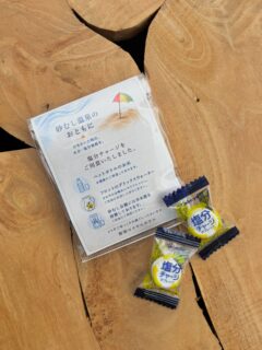♨️ 砂むし温泉をもっと快適に。

最近よく耳にするようになった「酷暑日」という言葉☀️

実は、
最高気温が40℃以上の日を表す言葉として使われ始めています🥵
厳しい暑さが予想されるこれからの季節は、
早めの熱中症対策が大切です‼️

当館では、砂むし温泉へお出かけのお客様へ
塩分チャージをお渡ししています😊🍬

🌿 【豆知識】「暑熱順化（しょねつじゅんか）」ってご存じですか？

暑熱順化とは、身体が暑さに少しずつ慣れ、
体温調節がしやすくなること。

砂むし温泉でじんわり汗をかくことも、
暑熱順化につながると言われています♨️

汗をかいた後は、水分だけでなく塩分も失われます。
水分補給とあわせて塩分補給も行いながら、
無理をせず砂むし温泉をお楽しみください⛱️

皆さまが夏の指宿を安心して満喫できますように🌊✨✨

ーーーーーーーーーーーーーーーー⁣
⁣＠ibusukiroyalhotel
☝🏻タップして他の投稿もチェック★⁣

【ご予約・お問い合わせ⁣】

指宿ロイヤルホテル⁣
📞0993-23-2211⁣
受付時間　9:00〜17:00⁣
⁣
鹿児島県指宿市十二町4232-1 ⁣
指宿駅からタクシーで6分にある指宿ロイヤルホテル

#指宿ロイヤルホテル #指宿 #砂むし温泉 #鹿児島 #鹿児島観光

【砂むし行シャトルバス】 
15:30～18:00
30分間隔で運行しております🚌♪