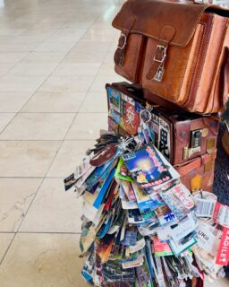 旅の思い出を、ひとつずつ。🏷️

先日ご宿泊いただいたお客様の、とっても素敵な旅の記録。

旅先で訪れたホテルや観光地の「タグ」を集めているそうで、
バッグにはこれまで旅してきた場所の思い出が、こんなにたくさん。

ひとつひとつ眺めていると、
「ここではどんな景色を見たんだろう」
「どんな思い出ができたんだろう」と、こちらまで旅した気分になります☺️

写真を撮ったり、お土産を買ったりするだけじゃない、
“タグを集める旅”という楽しみ方。

そして今回の指宿での時間も、
このたくさんの旅の思い出のひとつに加わっていたら嬉しいです。

旅の残し方って、人それぞれ。
みなさんは旅先で集めているもの、ありますか？🌿

旅先で集めてるものありますか？

————————————⁣
@ibusukiroyalhotel⁣
☝🏻タップして他の投稿もチェック★⁣
⁣
ご予約・お問い合わせ⁣
指宿ロイヤルホテル⁣
📞0993-23-2211⁣
受付時間　9:00〜17:00⁣
⁣
鹿児島県指宿市十二町4232-1 ⁣
指宿駅からタクシーで6分にある指宿ロイヤルホテル

#指宿ロイヤルホテル #指宿 #鹿児島 #鹿児島旅行