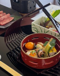 小さな秋、見つけました🍂

季節の移ろいに合わせて、会席料理も秋冬のお献立へ。

前菜は、秋風に吹かれて集まった落ち葉や木の実をイメージした
「吹き寄せ盛り」をご用意しております🍂

器の中をよーく見てみると…
ころんと可愛らしい柿や、秋の草花「萩（ハギ）」を表現した一品も。

ひとつひとつに秋の景色を映した、
料理長の細やかなこだわりが感じられる前菜です。

「これは何を表しているんだろう？」
そんな小さな発見も楽しみながら、
秋冬のお料理をお楽しみください🍁

————————————⁣
@ibusukiroyalhotel⁣
☝🏻タップして他の投稿もチェック★⁣
⁣
ご予約・お問い合わせ⁣
指宿ロイヤルホテル⁣
📞0993-23-2211⁣
受付時間　9:00〜17:00⁣
⁣
鹿児島県指宿市十二町4232-1 ⁣
指宿駅からタクシーで6分にある指宿ロイヤルホテル

#指宿 #指宿ロイヤルホテル #秋 #温泉