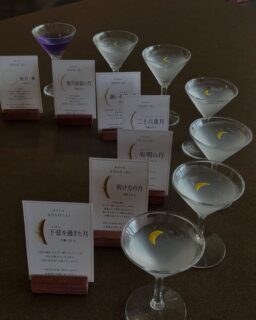 月を見つめた、9月の記録。🌙

9月5日から30日まで、
食前酒に浮かべるレモンの皮を
“その日の月のかたち”にしてお届けしました。

満ちていく月。
まんまるな満月。
そして、少しずつ欠けていく月。

こうして並べてみると、
毎日少しずつ姿を変えながら、
ひと月をめぐっていたことがよく分かります。

普段なら何気なく見上げていた月も、
「今日はどんな月だろう？」と視点を置いてみると、
昨日との小さな違いや、月が昇る時間、
夜空の変化にも自然と気づくようになりました。

スタッフにとっても、
月をきっかけに季節や夜空を楽しんだ9月。

お客様から
「今日の月はこんな形なんですね」
「夜、見てみます」
そんな言葉をいただけたことも嬉しい思い出です。

9月の夜を彩ってくれたお月様🌕

月間は終わりましたが、
今夜も空には、ちゃんと月がめぐっています。

ふとした夜に、
少しだけ空を見上げてみてください🌙

------------------------------------
@ibusukiroyalhotel⁣
☝🏻タップして他の投稿もチェック★⁣
⁣
ご予約・お問い合わせ⁣
指宿ロイヤルホテル⁣
📞0993-23-2211⁣
受付時間　9:00〜17:00⁣
⁣
鹿児島県指宿市十二町4232-1 ⁣
指宿駅からタクシーで6分にある指宿ロイヤルホテル

#指宿ロイヤルホテル #指宿 #鹿児島旅行
