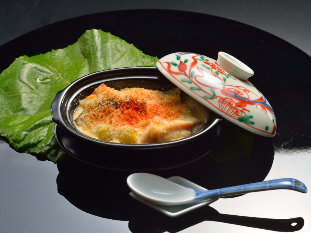 味噌クリームグラタン：ホワイトソースではなく手作りのべシャベルソースを使用。薄口しょうゆや白味噌をつかい和風に。